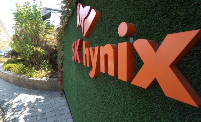 SK하이닉스, 목표가 380만원으로 두 배 상향…“메모리 주도주의 품격”-신한 관련 반도체, 메모리, HBM, AI 반도체, 증권사 목표주가 상향 투자 리포트 시각 자료