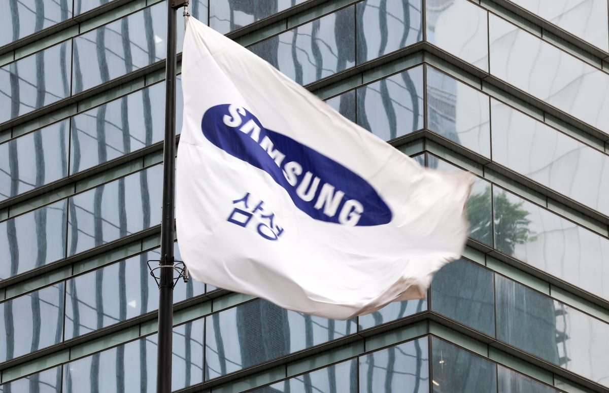 "삼성전자, 폭풍 같은 메모리 반도체 가격 급등…목표가↑"-미래 관련 반도체, 메모리 반도체, IT 하드웨어, 기술주 투자 리포트 시각 자료