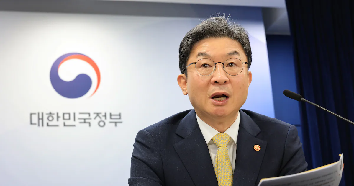 금융위, 외국 개미에 국내 ETF 투자 허용… AI 망분리 규제 전면 폐지도 검토 관련 자본시장 선진화, 핀테크 규제 완화, ETF 시장 확대, AI  투자 리포트 시각 자료